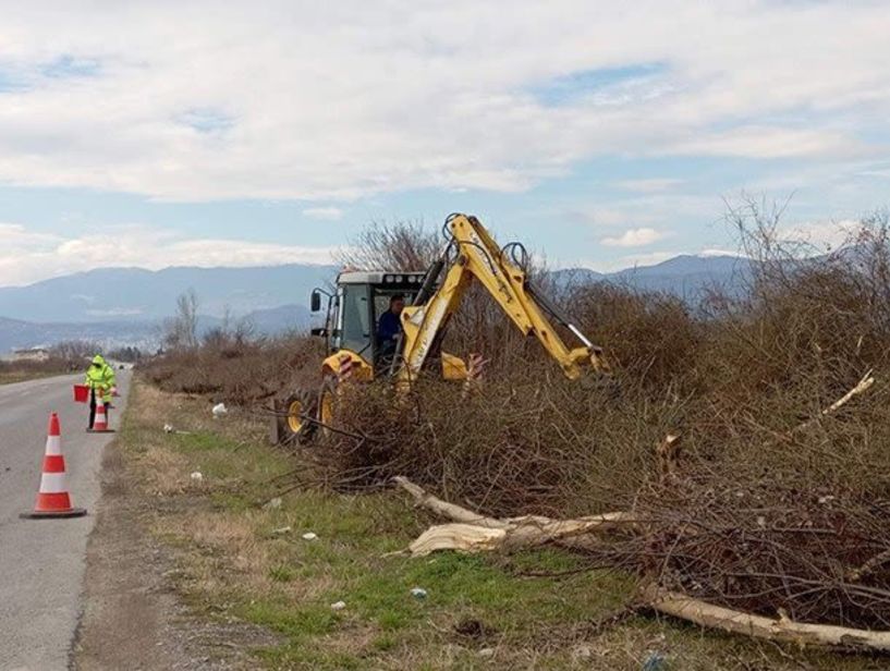 Συντήρηση και καθαρισμός τεχνικών   ρείθρων, τάφρων και φρεατίων στο Εθνικό και Επαρχιακό οδικό δίκτυο, της Π.Ε. Ημαθίας