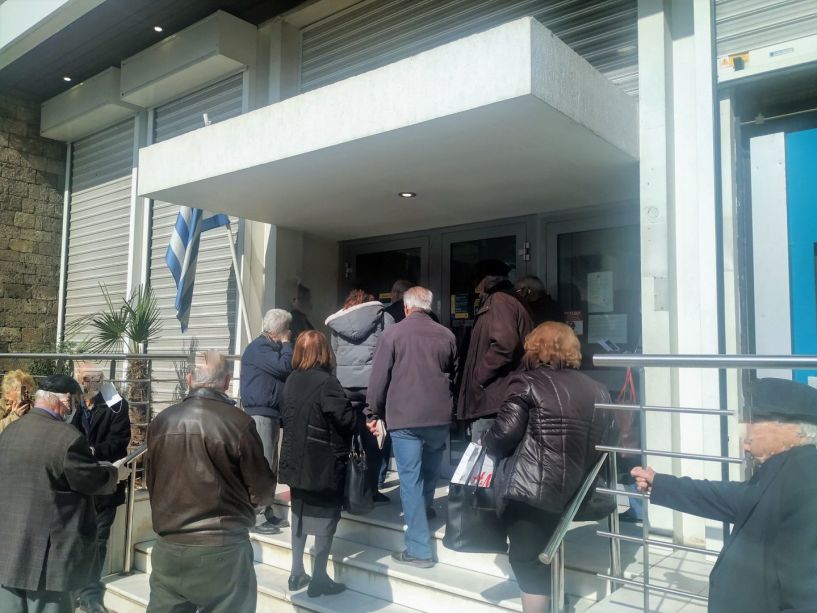 Απαράδεκτη κατάσταση συνωστισμού σε ουρές Τραπεζών από το πρωί στη Βέροια…