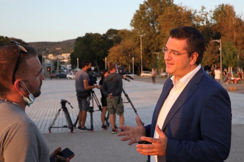 Ο Περιφερειάρχης Κεντρικής Μακεδονίας Απόστολος Τζιτζικώστας σε γυρίσματα μεγάλου γαλλοβελγικού τηλεπαιχνιδιού στη Θεσσαλονίκη  που γυρίστηκε με την υποστήριξη του Film Office της Περιφέρειας Κεντρικής Μακεδονίας