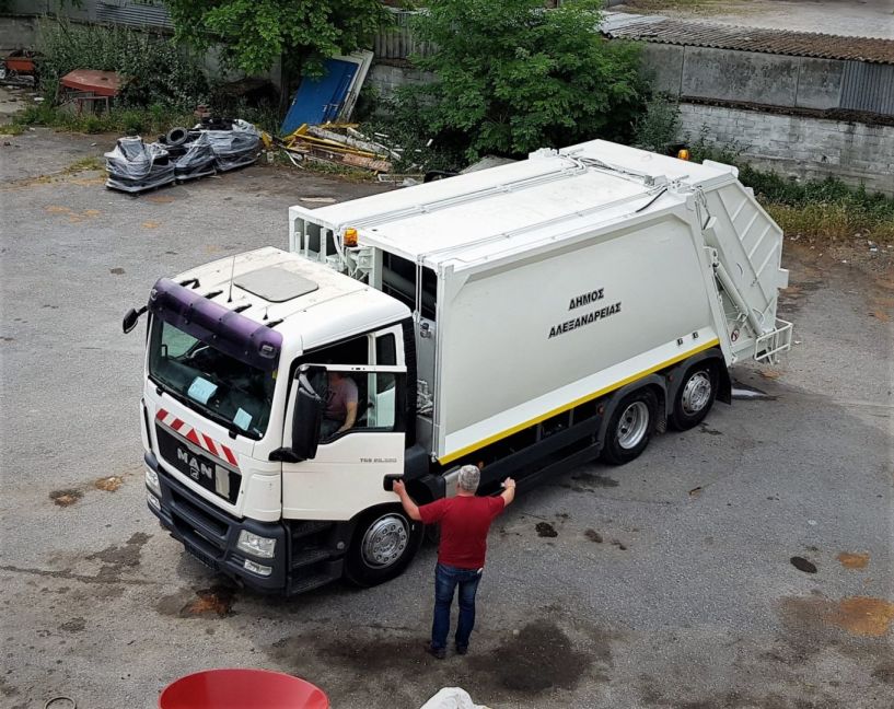 Με προσωπικό ασφαλείας η αποκομιδή των απορριμμάτων από την Υπηρεσία Καθαριότητας του Δήμου Αλεξάνδρειας