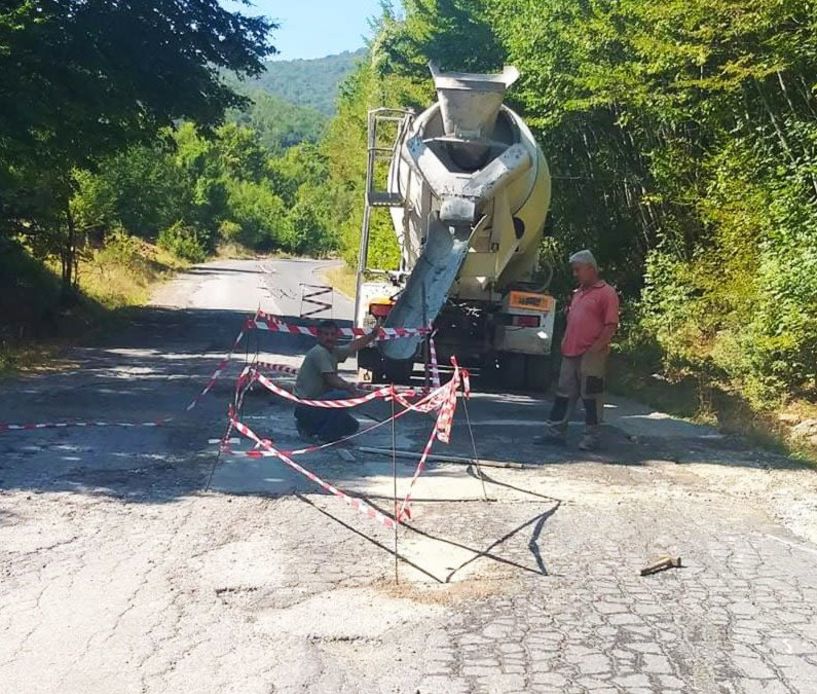 Σε εξέλιξη οι εργασίες αποκατάστασης του οδικού δικτύου από τη Νάουσα προς το Χιονοδρομικό Κέντρο 3-5 Πηγάδια και την Κουτσούφλιανη