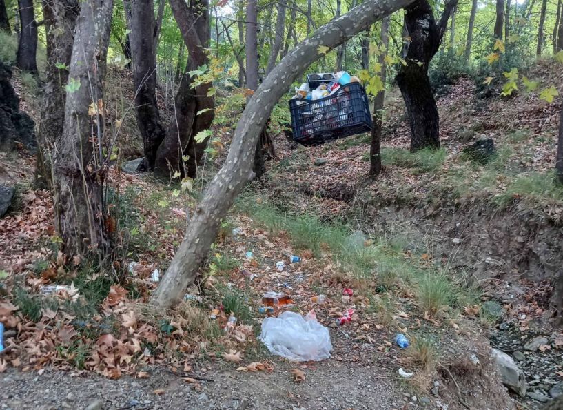 Αυτοσχέδιο καλάθι σκουπιδιών; Εξακολουθούν όμως κάποιοι να τα πετάνε στον… μεγάλο κάδο του περιβάλλοντος