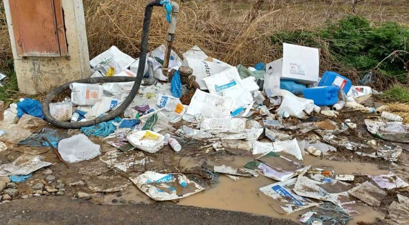 «Χαλασμένος» σωλήνας και σκουπίδια στην πομόνα για τα βυτία στο Μακροχώρι