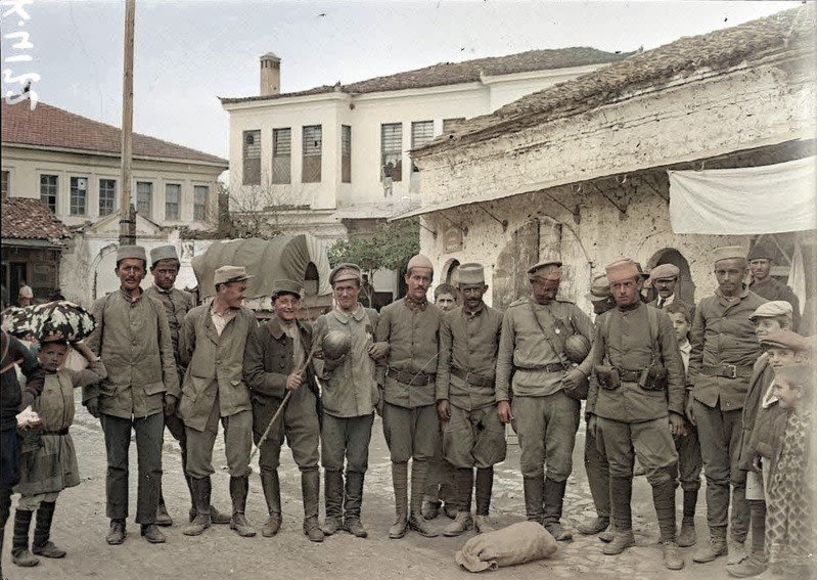 ΜεΜιαΜατια  Τα πρόσωπά τους, σκαμμένα από τον χρόνο και την κακουχία, κοιτούν τον φακό με μια σιωπηλή αξιοπρέπεια