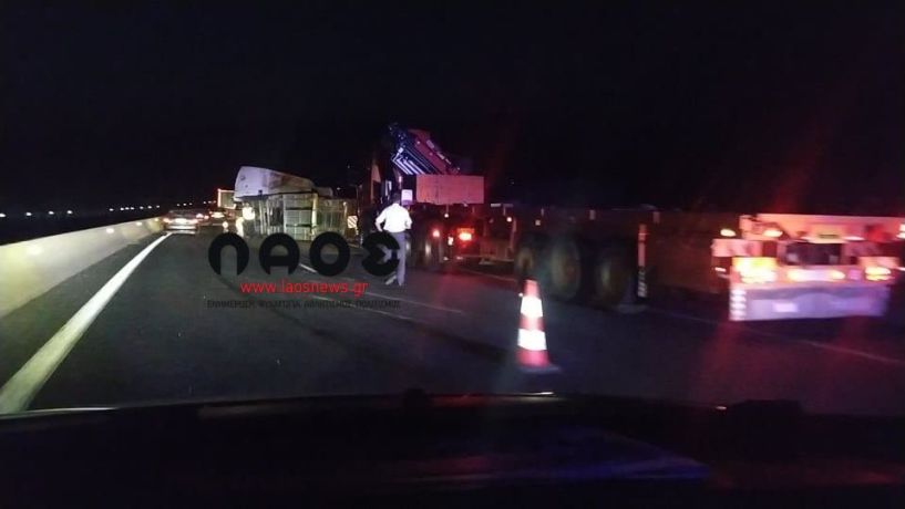 Τροχαίο με νταλίκα τα ξημερώματα στον κόμβο της Εγνατίας στη Βέροια (Βίντεο και Φωτογραφίες)