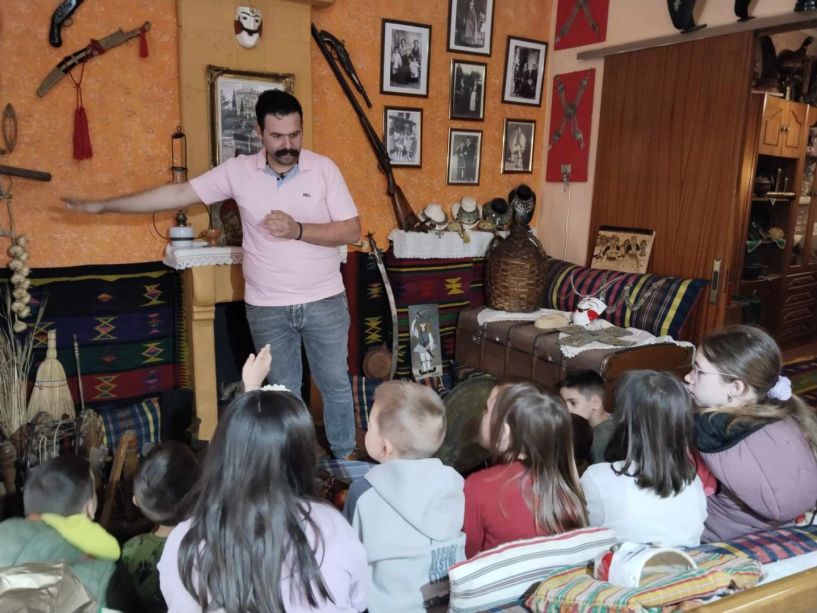 Επίσκεψη του ΚΔΑΠ Νάουσας  στο παραδοσιακό σπίτι του Νίκου Δραγουμάνου