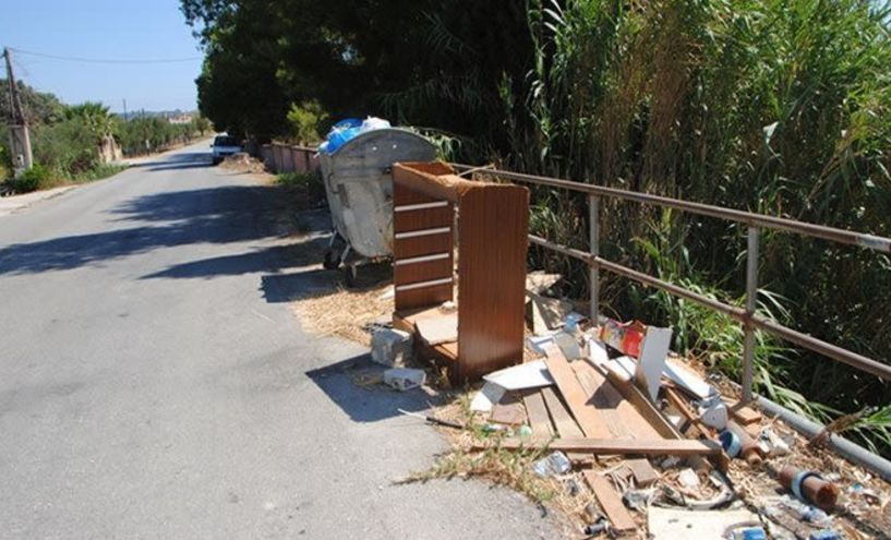 Αποκομιδή αδρανών υλικών και ογκωδών αντικειμένων από την Υπηρεσία Καθαριότητας του Δήμου Νάουσας