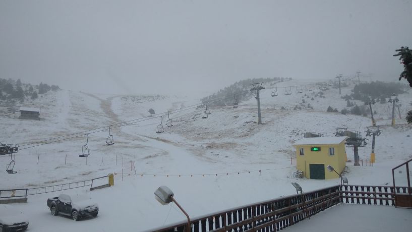 Συνεχίζεται η χιονόπτωση στα ορεινά της Ημαθίας. Συνεργεία των δήμων και της Π.Ε. Ημαθίας καθαρίζουν το οδικό δίκτυο