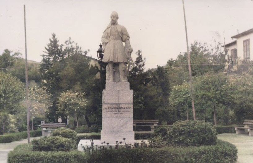 ΜεΜιαΜατια  Στέκει ο Καρατάσος μόνος, στο κέντρο ενός ήσυχου κήπου...