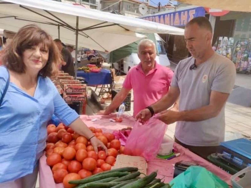 Επίσκεψη της Φρόσως Καρασαρλίδου στη λαϊκή αγορά της Βέροιας