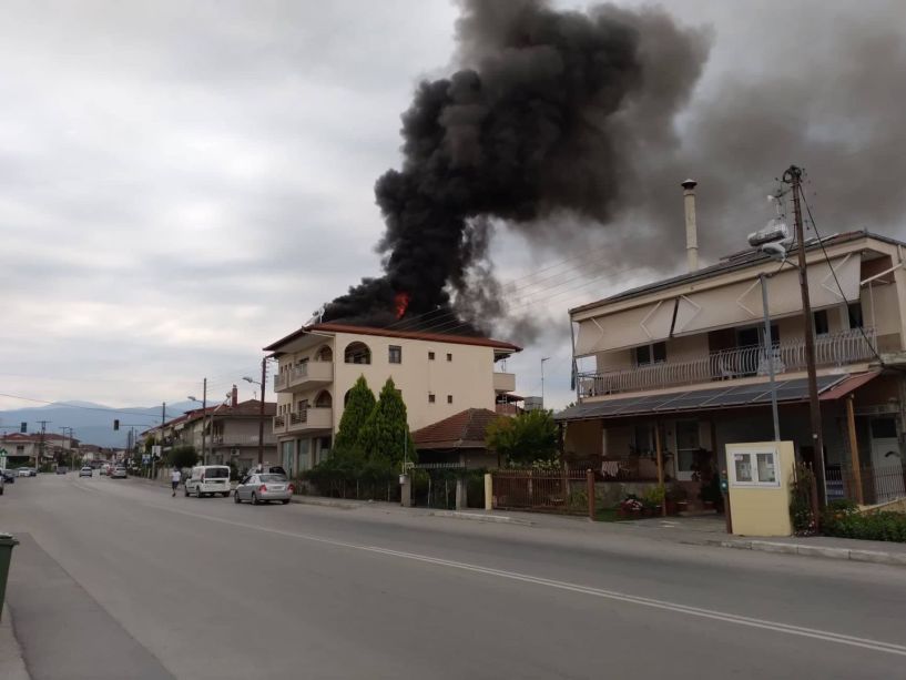 Φωτιά σε στέγη διώροφης οικοδομής στο Μακροχώρι