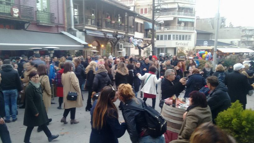 Μια πόλη μια γιορτή με πολύ κόσμο και χορό στη Νάουσα