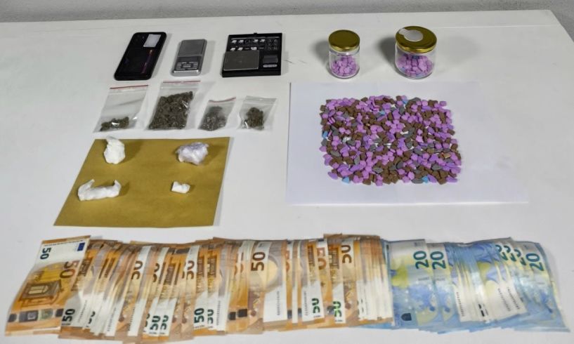 Συνελήφθησαν 2 άτομα, σε διαφορετικές περιπτώσεις, για διακίνηση και κατοχή ναρκωτικών ουσιών  Κατασχέθηκαν ποσότητες κοκαΐνης, MDMA, κάνναβης, καθώς και ναρκωτικά δισκία ecstasy
