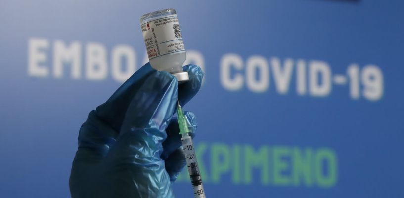 Ολίγον «χοντροκομμένο» το χαρτζιλίκι των 150 ευρώ για τους εμβολιασθέντες 18-25 ετών