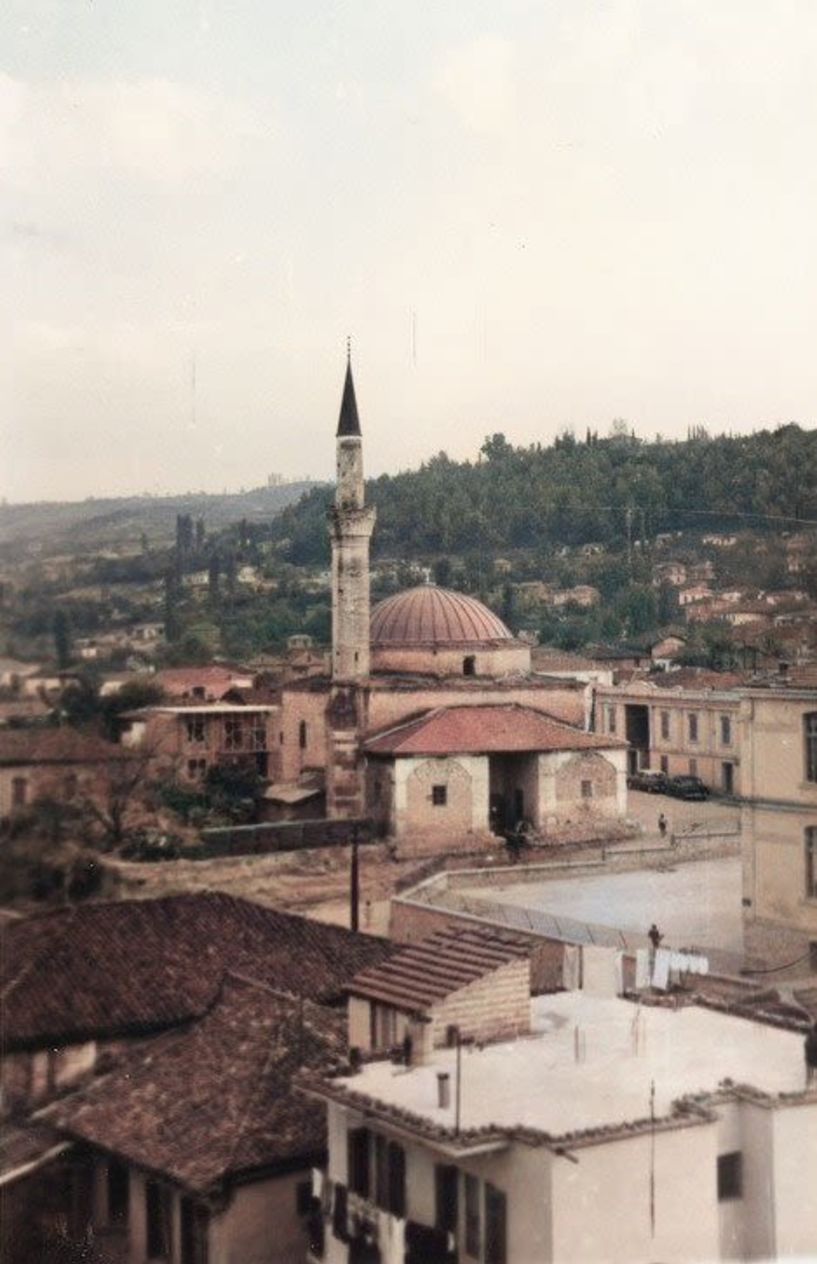 ΜεΜιαΜατια Ο μιναρές υψώνεται ήσυχος πάνω από τις στέγες