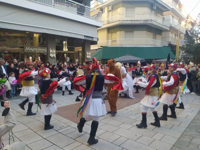 Στους δρόμους της Βέροιας βγήκαν σήμερα οι Μωμόγεροι της Ευξείνου Λέσχης   