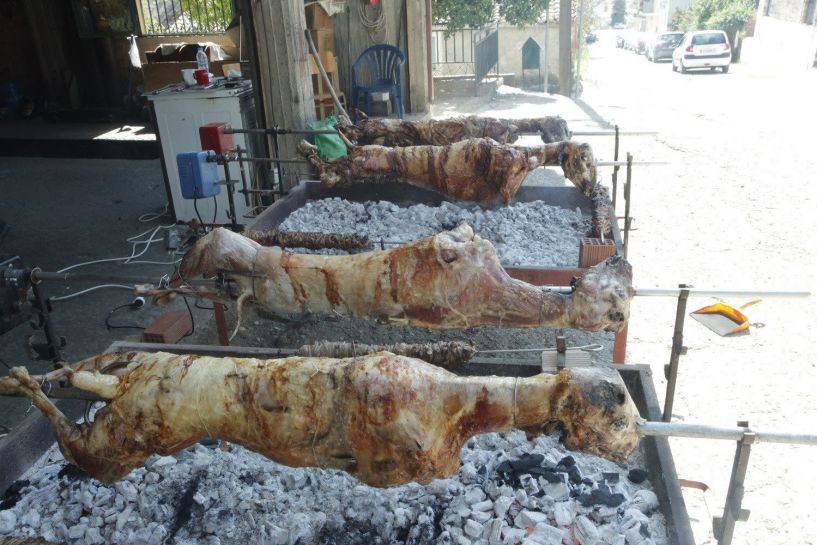 Μπλόκο στα γλέντια την Κυριακή του Πάσχα σε αυλές και πιλοτές πολυκατοικιών!