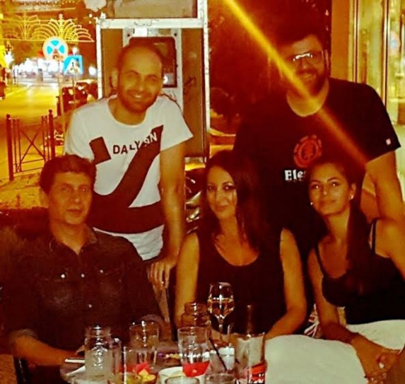 Μετά το τσάι... ολίγη αλκοόλη για τον Σωκράτη Μάλαμα στο ΄Μπρίκι΄