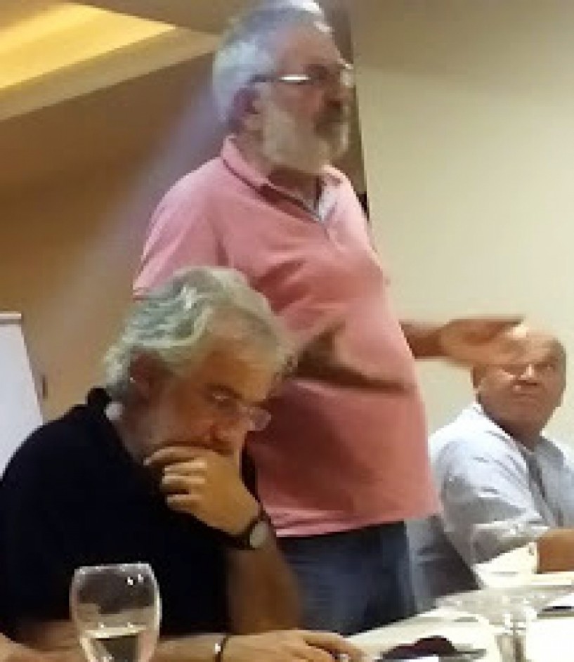 Στην ίδια πλευρά της βάρκας