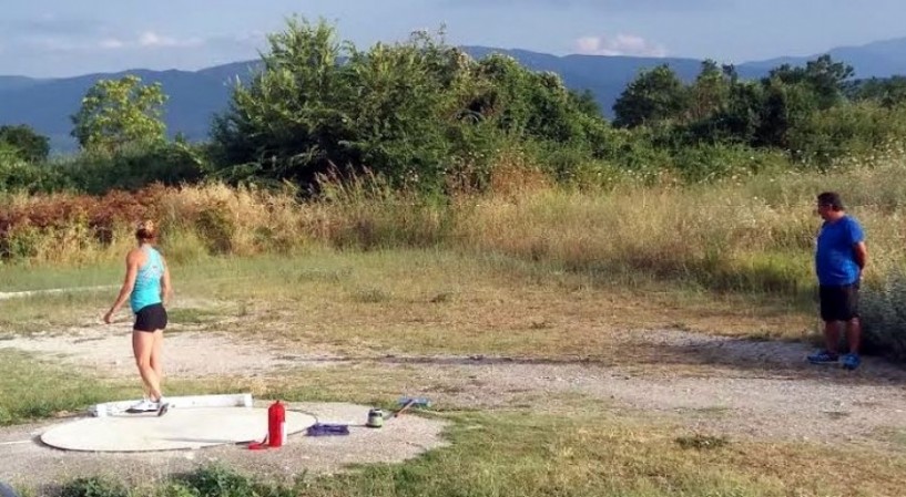 Παράγκες και και τσαΐρια της φωτιάς. Οι παράλληλοι βίοι Άννας Κορακάκη και Σοφίας Υφαντίδου