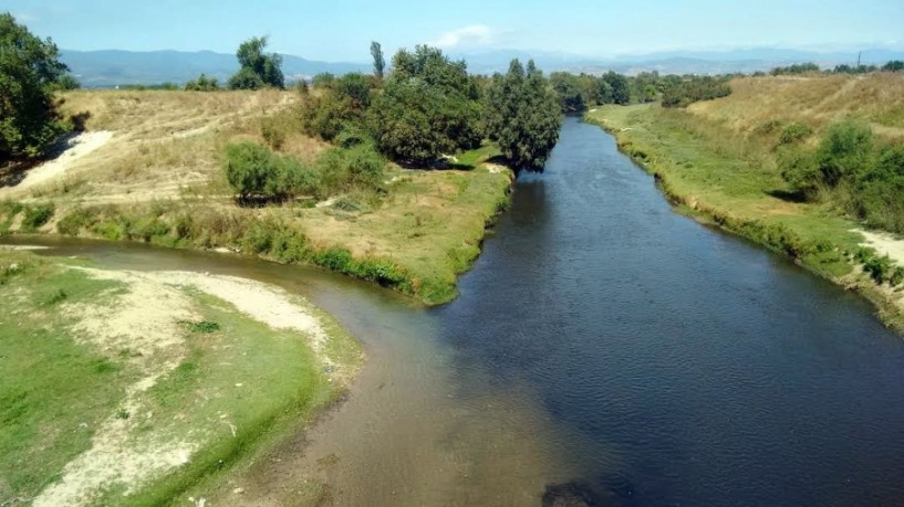 Μαύρα τα νερά στην Τάφρο 66 στη συμβολή με την Αράπιτσα