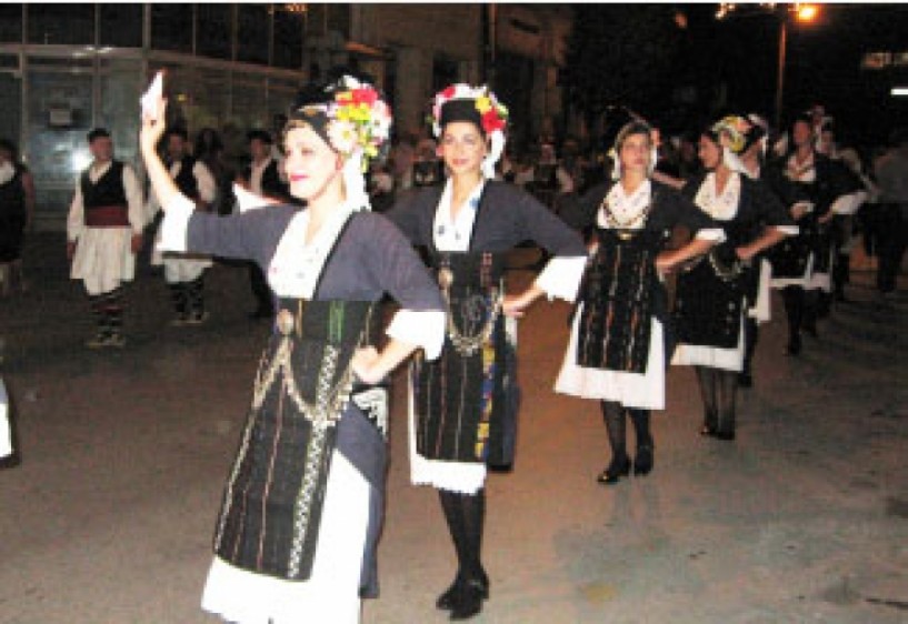 Γιορτινό κλίμα στο κέντρο της Βέροιας από το φεστιβάλ παραδοσιακών χορών