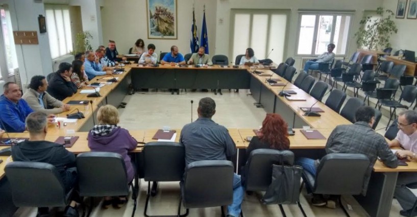Πολιτικά μηνύματα από μια έκτακτη συνεδρίαση του δημοτικού συμβουλίου Νάουσας