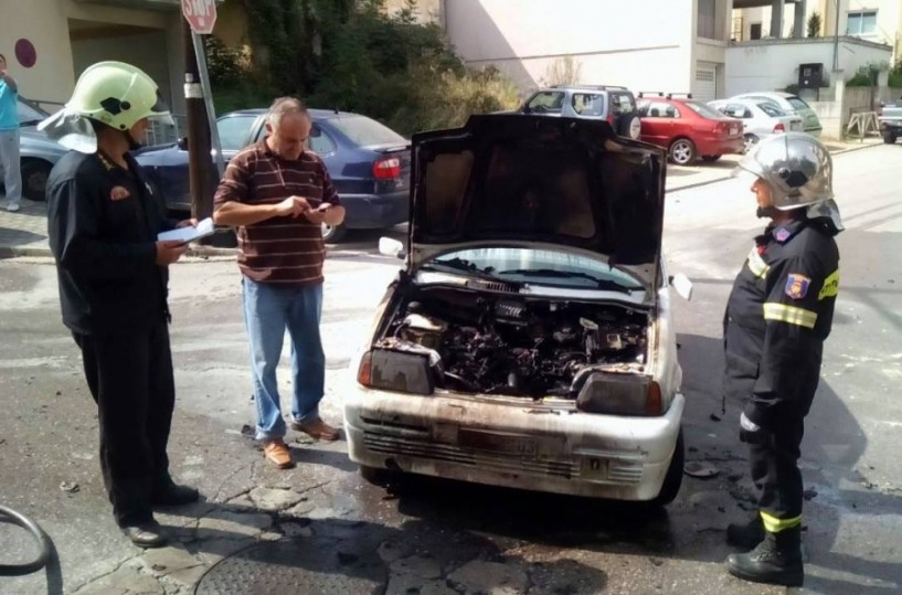 Φωτιά σε αυτοκίνητο στο κέντρο της Βέροιας (Βίντεο - Φωτογραφίες)