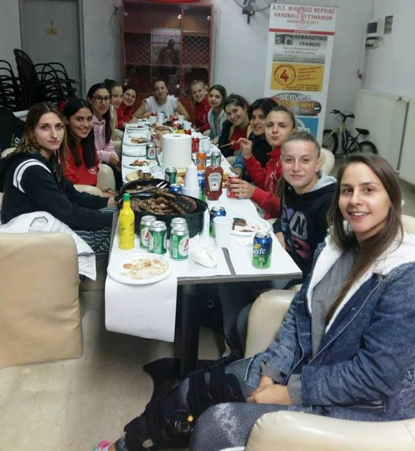 Γεύμα της γυναικείας ομάδας χαντ μπολ του Φιλίππου για υγεία και πολλές επιτυχίες