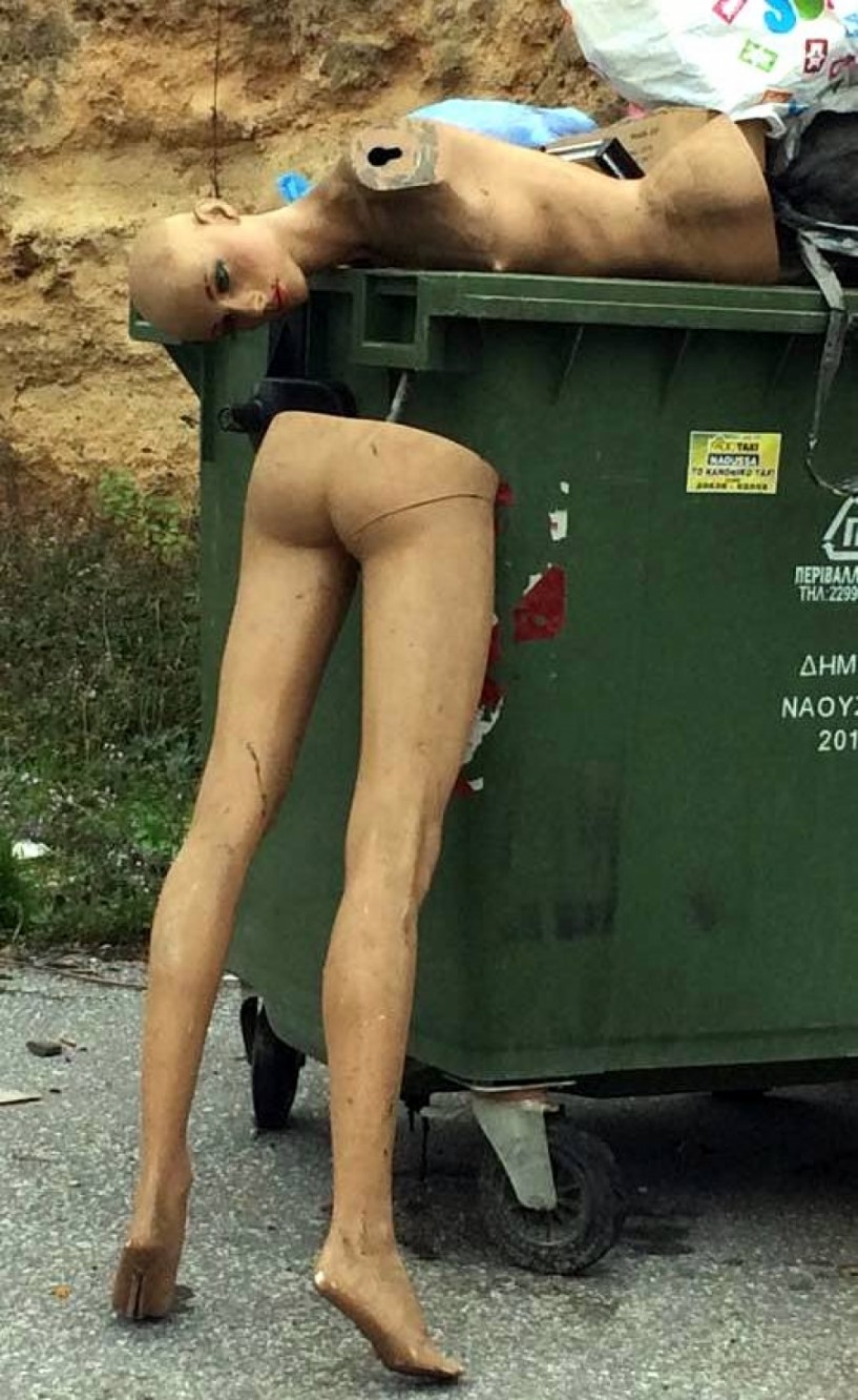 Γυμνή κούκλα στην τελευταία της... εμφάνιση!