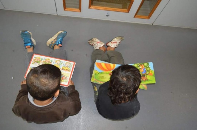 Στα παιδιά του καταυλισμού των προσφύγων Αγίας Βαρβάρας η κινητή μονάδα της Δημόσιας Βιβλιοθήκης
