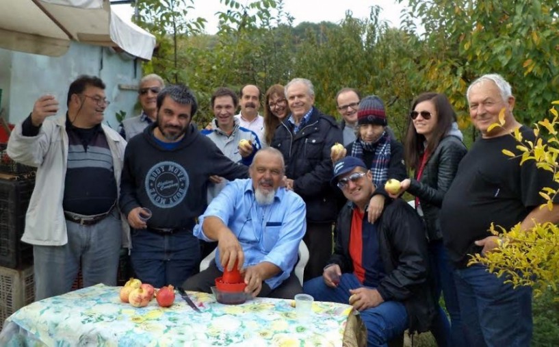 Ένα πρωινό αγρότες σε βιολογικό αγρόκτημα τα παιδιά από το Υφάδι