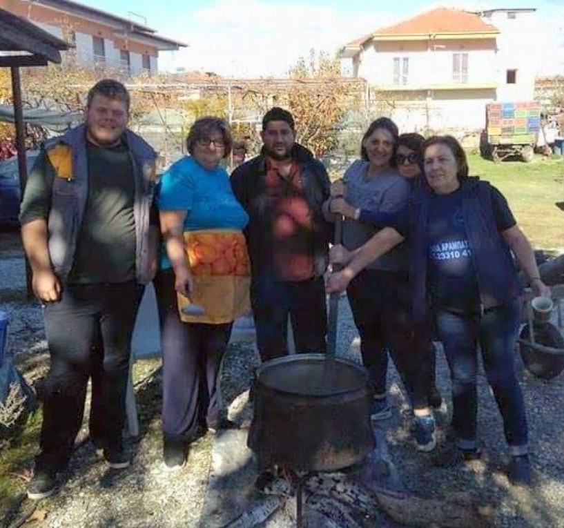 Προετοιμασίες για τη γουρουνοχαρά από τον Λαογραφικό Σύλλογο Ντόπιων Μακροχωρίου