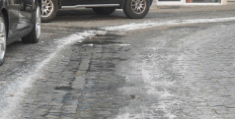 Επικίνδυνες παγίδες   τα νερά σε πεζοδρόμια   και δρόμους όταν πέφτει   η θερμοκρασία