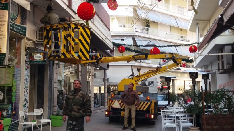 Οι καταστηματάρχες στολίζουν την Αγορά της Βέροιας