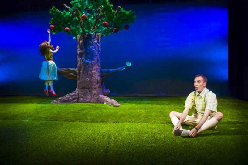 Γεμίζει καθημερινά παιδικές παρουσίες το θέατρο! Στην παράσταση «Το Δέντρο που Έδινε» του Σελ Σιλβερστάιν από την παιδική σκηνή του ΔΗΠΕΘΕ Βέροιας