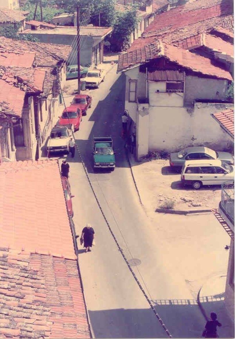 ΜεΜιαΜατια Οδός Κεντρικής, στο ύψος της Παλιάς Μητρόπολης. Αρχές δεκαετίας του ΄90.