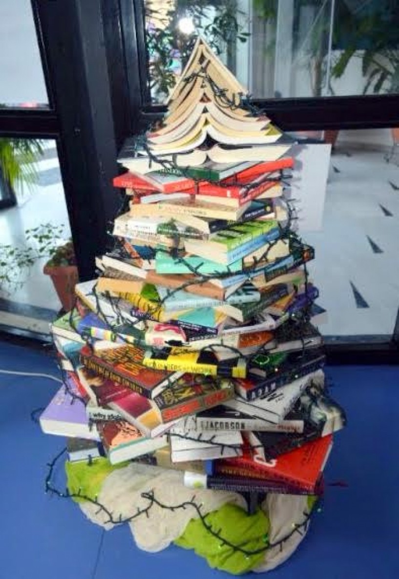 Tο δέντρο της γνώσης και των Χριστουγέννων στη Δημόσια Βιβλιοθήκη