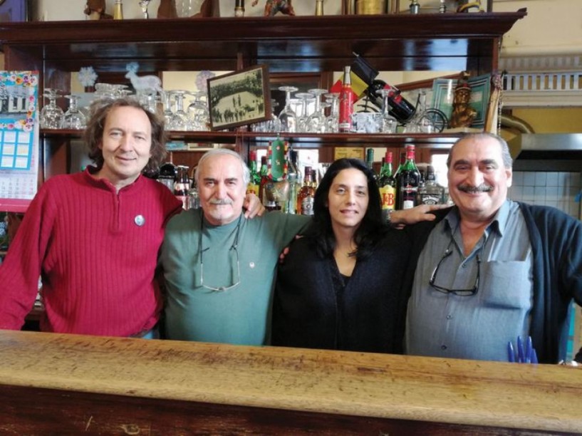 Οι δυο Βεροιώτες ΠΑΟΚτσήδες ιδιοκτήτες του ελληνικού καφενείου στην καρδιά της μουσουλμανικής συνοικίας των Βρυξελλών