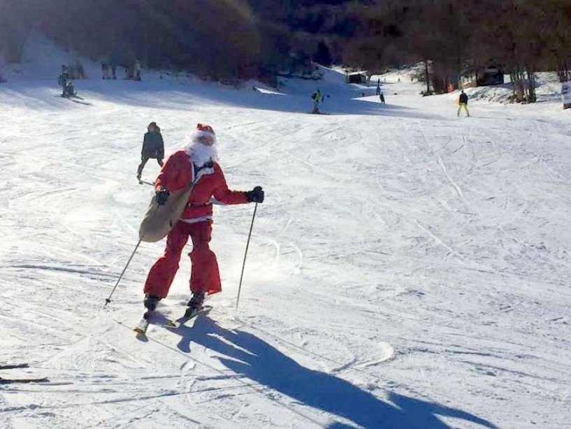 Με πέδιλα του σκι ο Άγιος Βασίλης στα 3-5 Πηγάδια