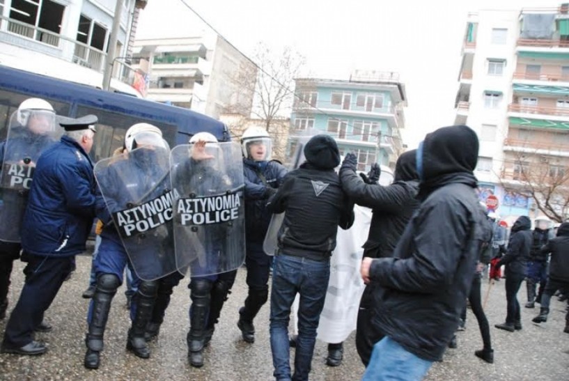 Κροτίδες και δακρυγόνα στη Βέροια σε συγκέντρωση αντιεξουσιαστών και πολιτών κατά της Χρυσής Αυγής (ΦΩΤΟ)