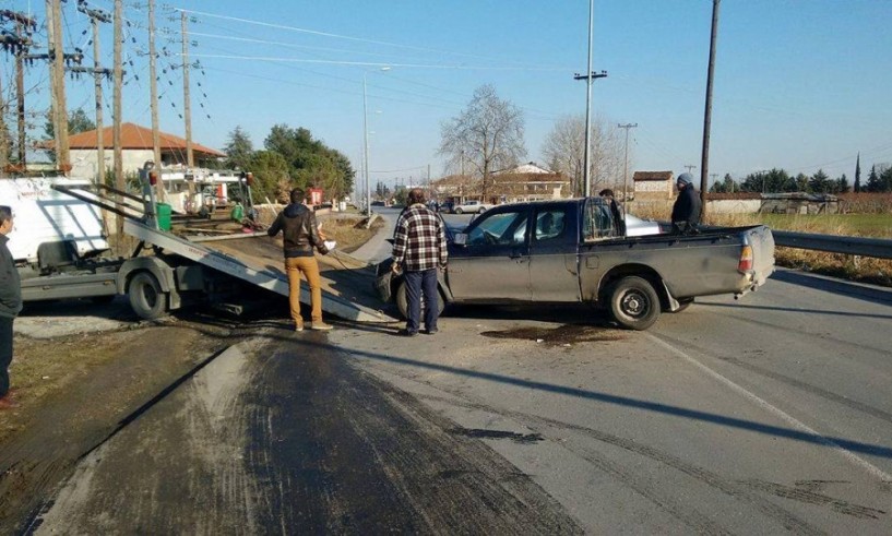 Μετωπική με τρεις τραυματίες κοντά στη διασταύρωση Νάουσας