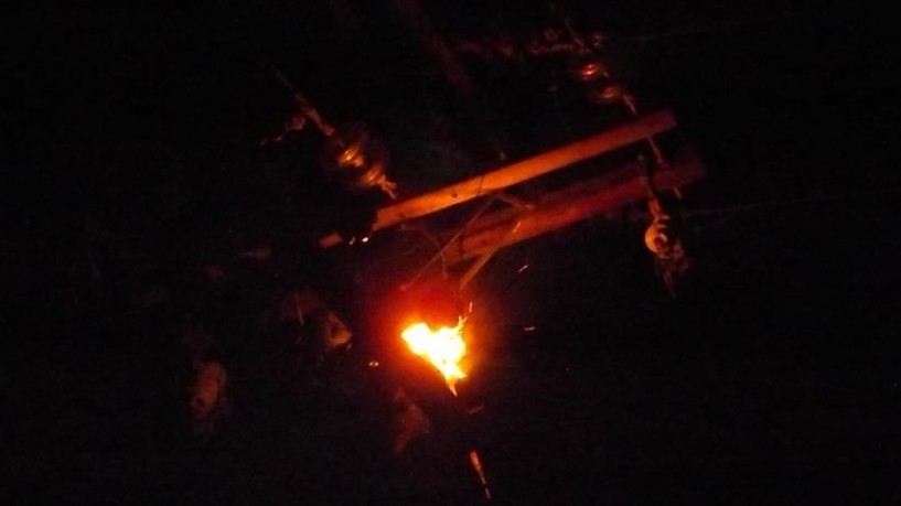 Φωτιά σε κολόνα της ΔΕΗ στην περιοχή Αγίου Νικολάου προκάλεσε διακοπή ρεύματος. Δεν θα λειτουργήσει απόψε το κολυμβητήριο Νάουσας