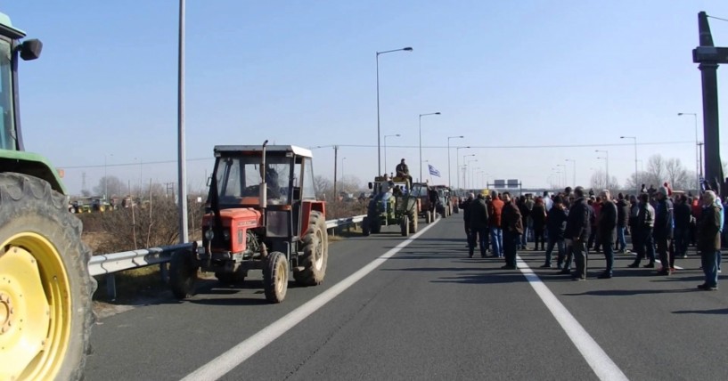  Κλείνουν συμβολικά  την Εγνατία, στην Κουλούρα,  και οι αγρότες της Ημαθίας  - Δεν συζητάνε με τον υπουργό,  ζητούν συνάντηση με Τσίπρα