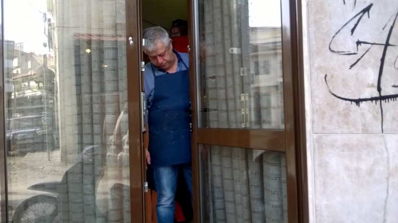 Διέρρηξαν την ταβέρνα «Του Θοδωρή» και πήραν ταψιά με φαγητό, κρασιά και όλους τους μεζέδες