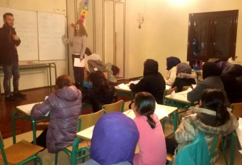 Μαθήματα ελληνικής γλώσσας στους πρόσφυγες στην Αγία Βαρβάρα από καθηγητές του 3ου Γενικού Λυκείου Βέροιας