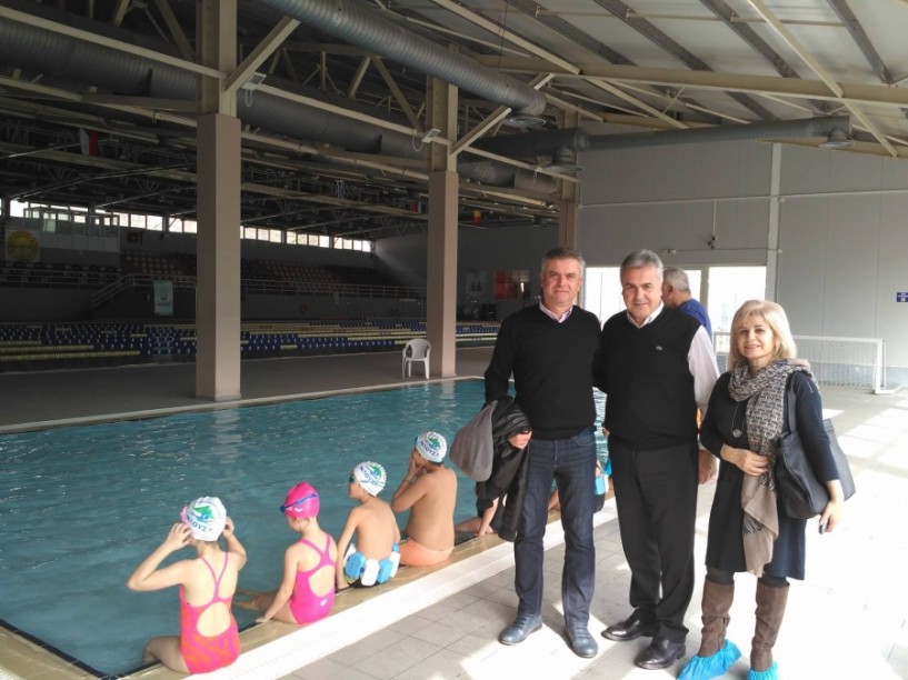 Στη Νάουσα η πρώτη βουτιά του μαθήματος κολύμβησης για τους μαθητές δημοτικών σχολείων