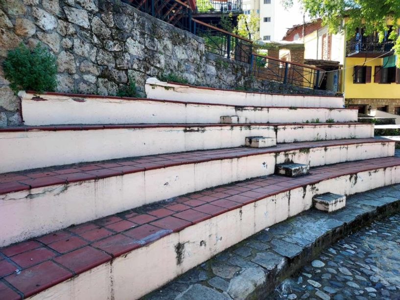 Εργασίες συντήρησης των κερκίδων στο θεατράκι δίπλα στην Συναγωγή
