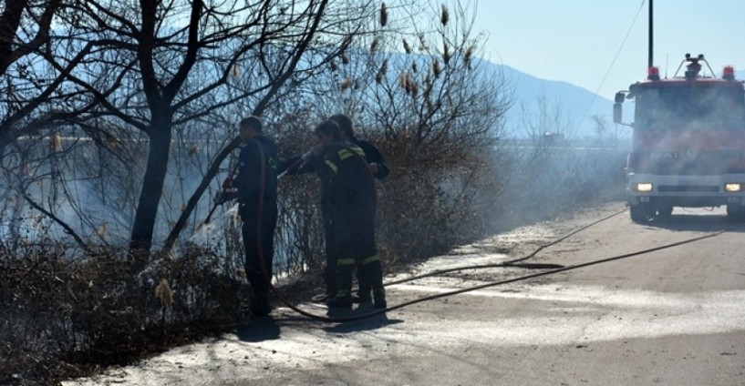 Φωτιά στον παράδρομο προς Ι.Μ. Αγίας Κυριακής Λουτρού