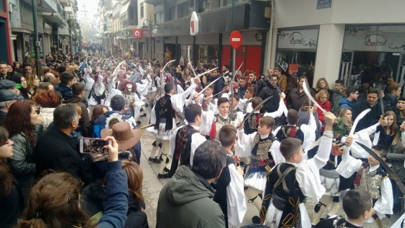 ΄Βούλιαξε΄ η Νάουσα την Κυριακή από τους επισκέπτες της αποκριάς! Οι σημερινές εκδηλώσεις